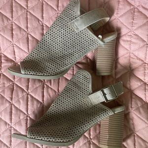 Francesca’s womens size 8 taupe open toed booties